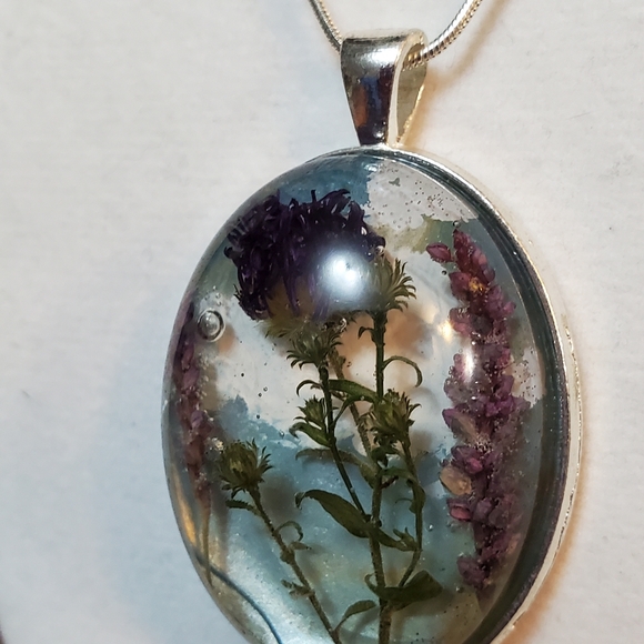 Flower collage necklace - Picture 6 of 6